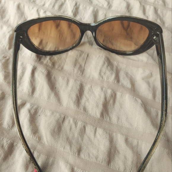 Betsey Johnson sunglasses - Picture 3 of 4